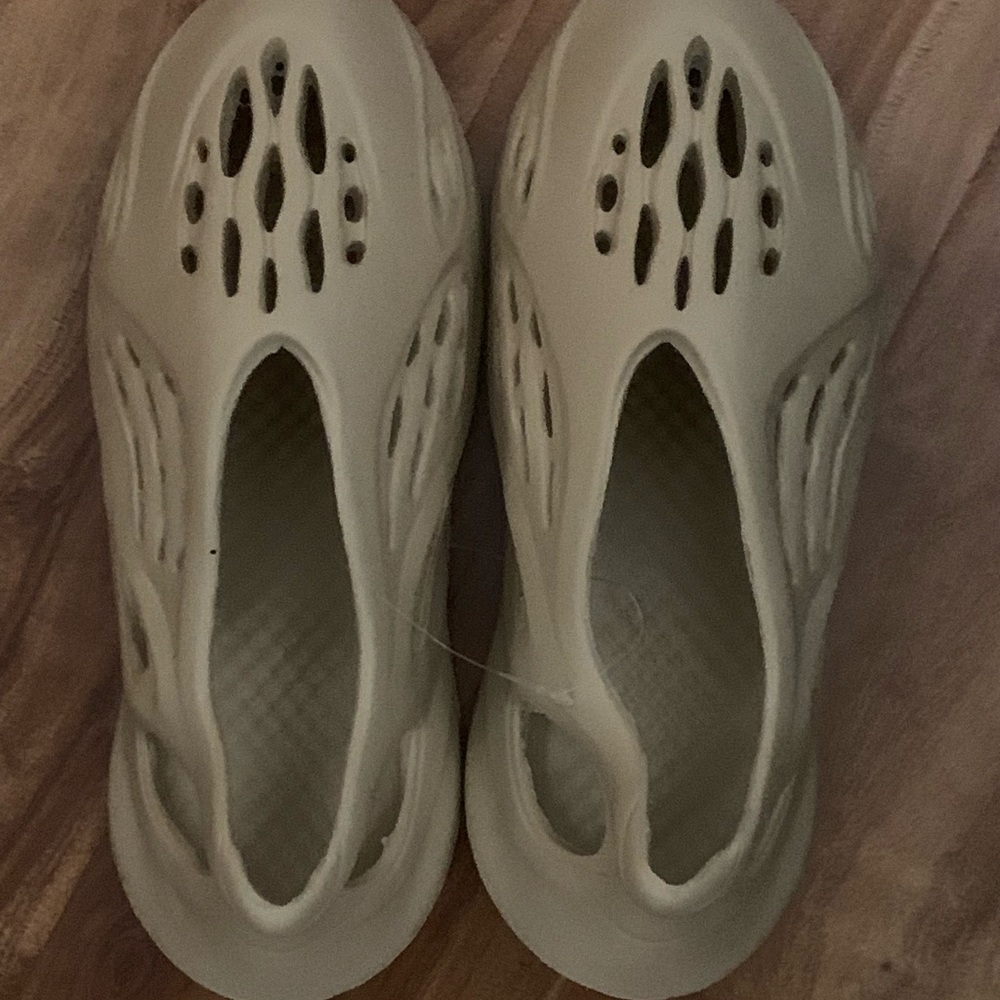 Like Yeezy foam runner